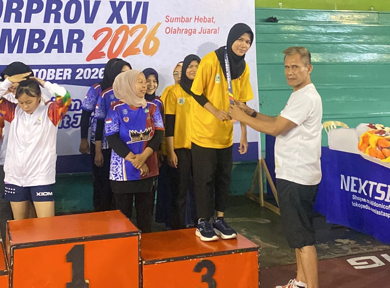 Wakil Ketua KONI Tanahdatar Yuldaferi, S. Sos serahkan medali pada atlit putri peraih medali perunggu. (chandra antoni)